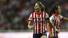 Alicia Cervantes festejando un gol con Chivas