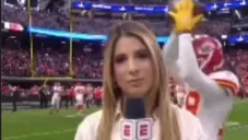 Momento previo al contacto entre el WR de Kansas y la reportera de ESPN