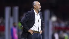 Al técnico celeste le llovió sobre mojado al querer defender a Shakira