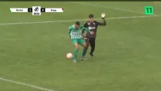 Joao Carvalho en mano a mano con un delantero de Río Ave