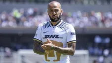 Dani Alves en un partido con Pumas