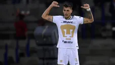 Dinenno en celebración de gol