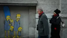 Los Simpson aparecen en mural de Milán representando víctimas del holocausto