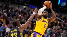LeBron James supera la marca de su rival