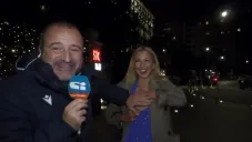 Aficionada del Hearts muestra tatuaje en sus pechos en televisión nacional y se hace viral