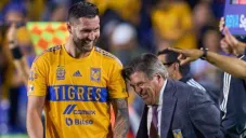 Gignac y Miguel Herrera en un partido de Tigres