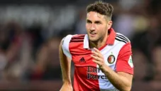 Santiago Giménez anotó y cumplió con su penalti