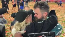 Jason Kelce es consolado por su mamá tras perder el Super Bowl 2023