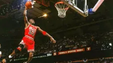 Michael Jordan haciendo canasta