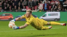 El arquero del Arsenal fue víctima de un aficionado a finales del mes de enero