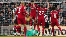 Liverpool vence a Newcastle y se acerca a puestos de Champions