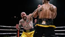 NFL: Exjugador sufrió tremendo nocaut en su debut en el boxeo sin guantes