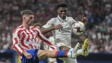 Rodrigo De Paul y Tchouamení en el primer derby de la temporada