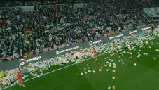 Aficionados de Besiktas arrojan peluches para niños afectados por terremoto en Turquía