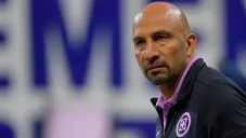 Conejo Pérez observa un entrenamiento de Cruz Azul