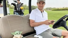Checo Pérez junto a Baby Yoda en el campo de golf