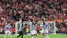 VIDEO: Aficionados del Athletic protestan durante el partido contra el Barcelona