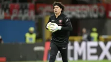 El arquero mexicano detuvo los embates del AC Milan y sacaron un empate de oro en San Siro