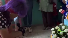 Contratan a payaso para el funeral de un niño