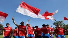 Futbolistas de Chivas cantando con la afición