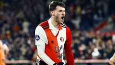 Santiago Giménez recibe increíble ovación de la afición del Feyenoord