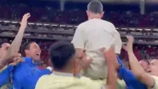 Video: Jugadores del América celebraron triunfo en el Clásico con niño con cáncer