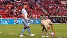 Paolo Goltz tomó el balón con las manos