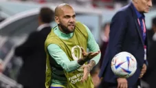 Dani Alves lanza la pelota durante calentamiento