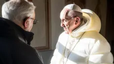 El Papa Francisco se hizo viral por su atuendo en una serie de fotos