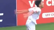 Jugador de Vietnam imita festejo de Cristiano Ronaldo y sale lesionado