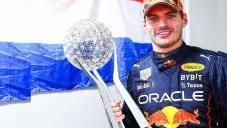 Max mostró en un streaming donde tiene colocado el trofeo