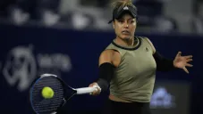 Renata Zarazua golpendo la pelota