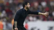 El técnico de Atlas dirigiendo un partido