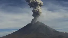 Volcán Popocatépetl este 30 de marzo emitiendo una nube de ceniza