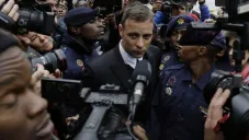 Oscar Pistorius seguirá en la cárcel por el asesitano de su novia Reeva Steenkamp