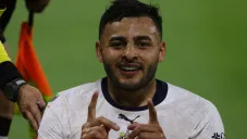 Alexis Vega festeja una anotación con las Chivas