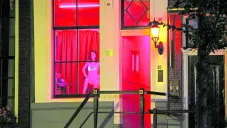 Las mujeres son exhibidas en vitrinas