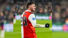 Santi Giménez festejando su gol ante el Ajax en la Copa de Países Bajos