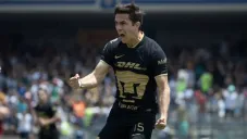 Ulises Rivas celebrando gol con los Universitarios