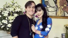 Julián Figueroa junto a su madre Maribel Guardia