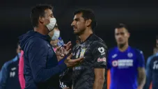 Robert Dante Siboldi y Nahuel Guzmán hablando en partido de Copa GNP