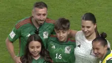 Héctor Herrrera y su familia se tomaron una foto con Charlyn Corrral