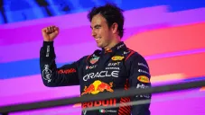 Checo festeja tras triunfar en Arabia Saudita