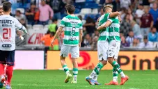 Jugadores de Santos festejan una anotación