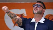 Antonio Mohamed cantando el himno de la Universidad en CU