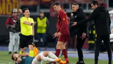 Santi recibió la agresión y fue al césped