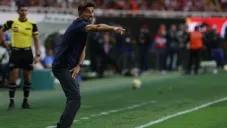 El técnico dando indicaciones frente a Cruz Azul