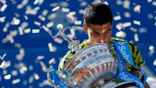 El español besa el trofeo