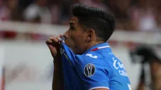 Uriel Antuna besando el escudo de Cruz Azul ante Chivas