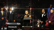 Bryce Young recibiendo el Trofeo Heisman